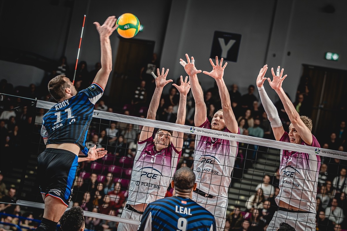 Halkbank Erkek Voleybol Takımı, CEV Şampiyonlar Ligi çeyrek final rövanş maçında deplasmanda...