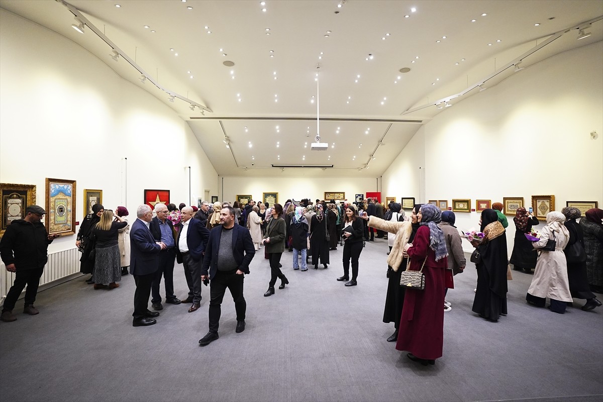 Hat, tezhip, minyatür ve çini eserlerinden oluşan "Gelenekten Geleceğe Kadın Sanatçılar" sergisi...