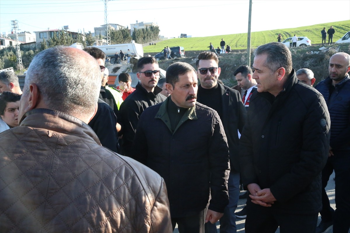  Hatay'da işçi servisinin tıra çarpması sonucu 6 kişi hayatını kaybetti, 8 kişi yaralandı.