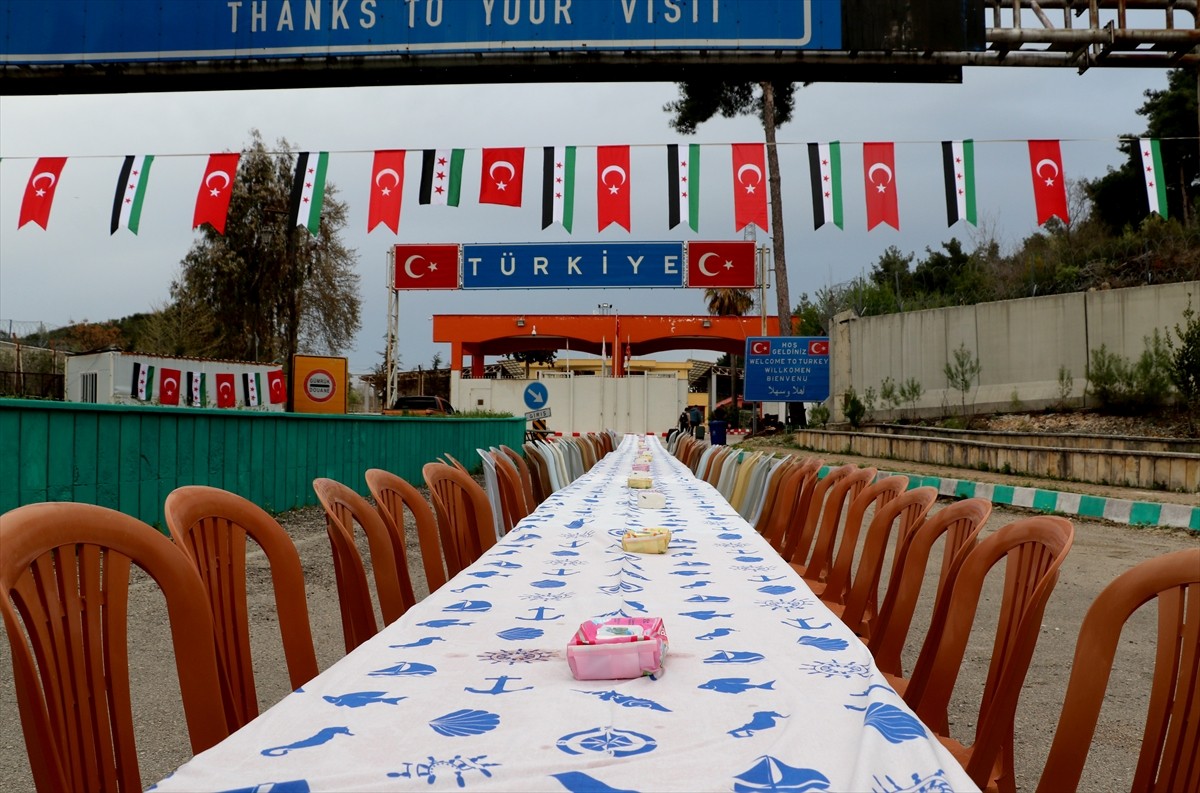 Hatay'dan Suriye'nin Lazkiye kentine açılan ve 11 yıl aradan sonra yeniden faaliyete geçen...