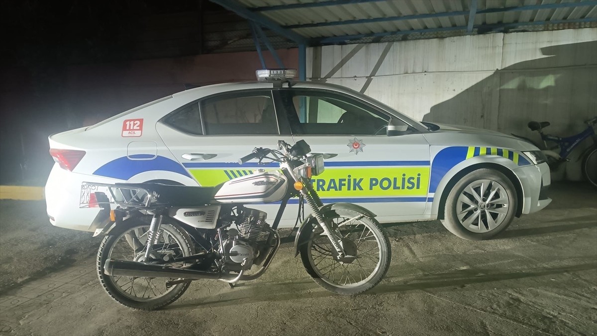 Hatay'ın Dörtyol ilçesinde motosikletle seyir halindeyken akrobatik hareketler yapan sürücüye 13...