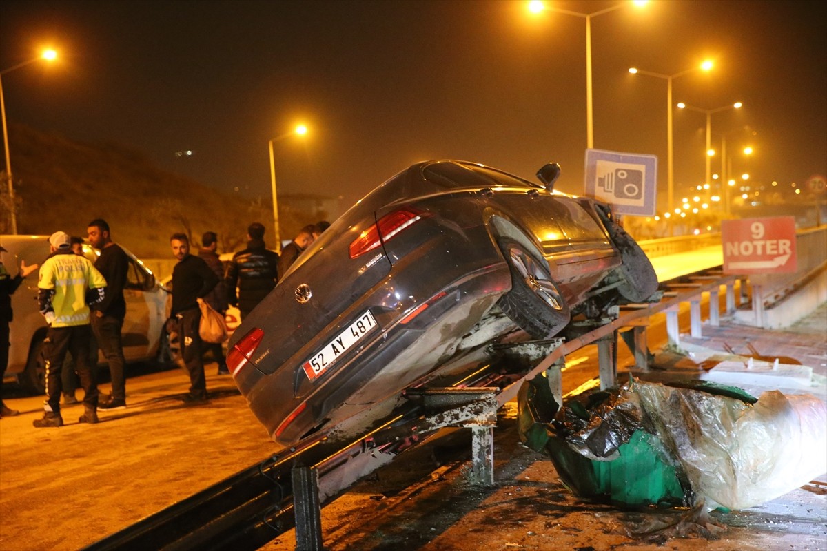 Hatay'ın merkez Antakya ilçesinde üç aracın karıştığı zincirleme trafik kazasında 2 kişi...