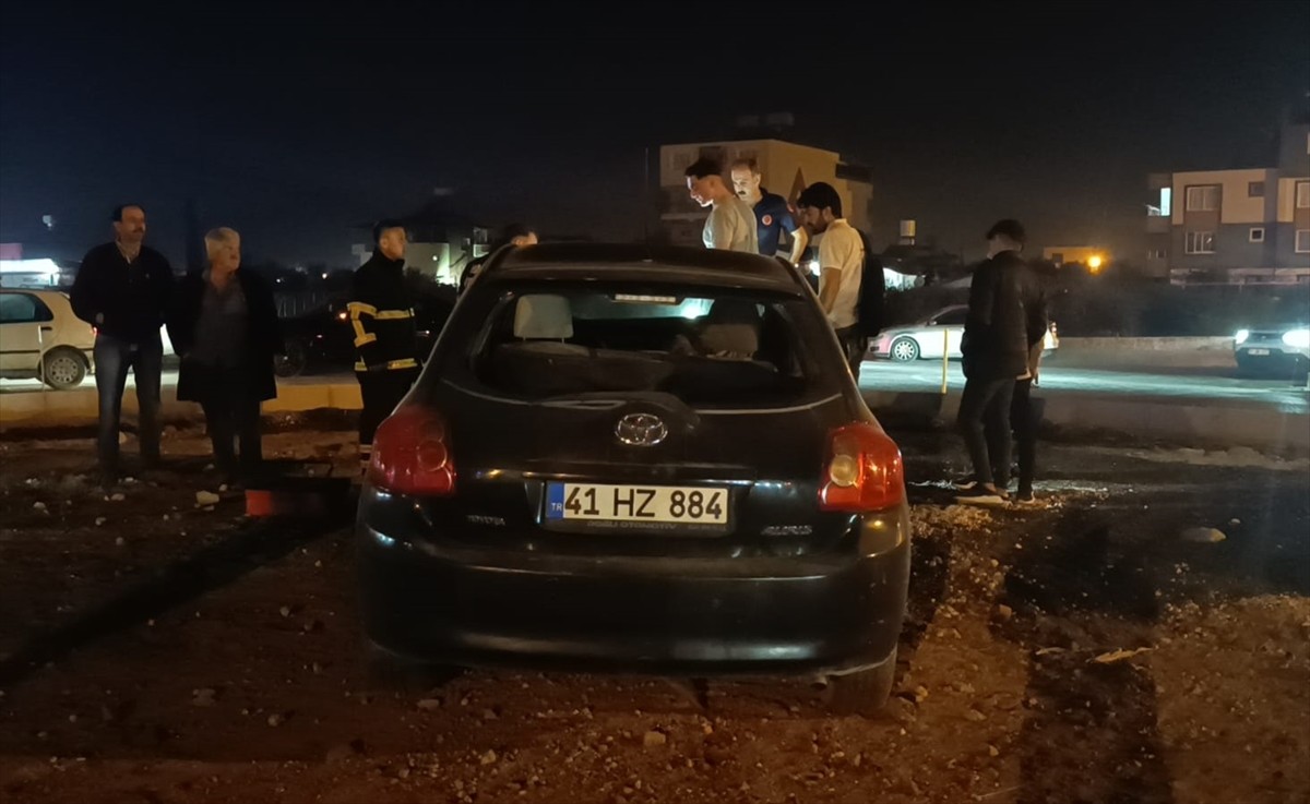 Hatay'ın Samandağ ilçesinde iki otomobilin çarpışması sonucu yaralanan 6 kişi hastaneye...