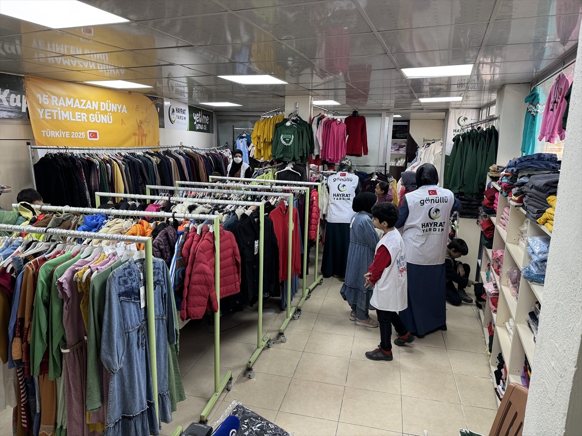 Hayrat İnsani Yardım Derneği Kahramanmaraş Şubesince 500 yetime giysi yardımı yapıldı. Dernek...