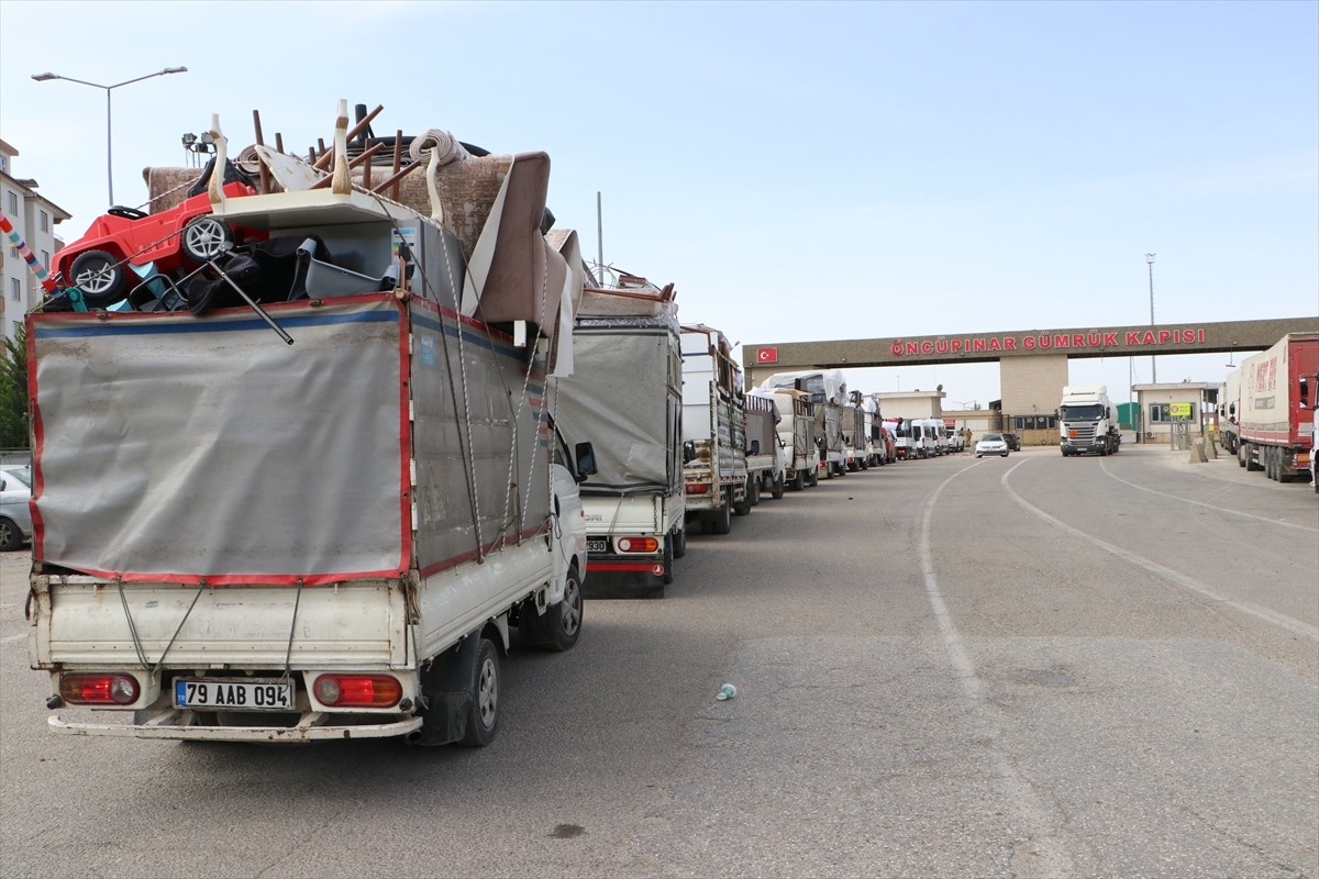 İç savaş sırasında Türkiye'ye sığınan Suriyelilerin 61 yıllık Baas rejiminin devrilmesi sonrasında...