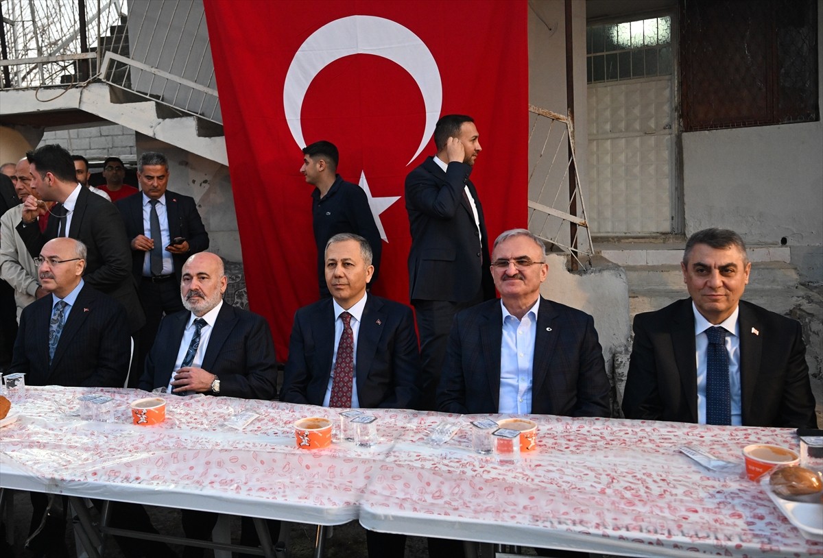 İçişleri Bakanı Ali Yerlikaya (ortada), İçişleri Bakan Yardımcısı Mehmet Sağlam (solda) tarafından...