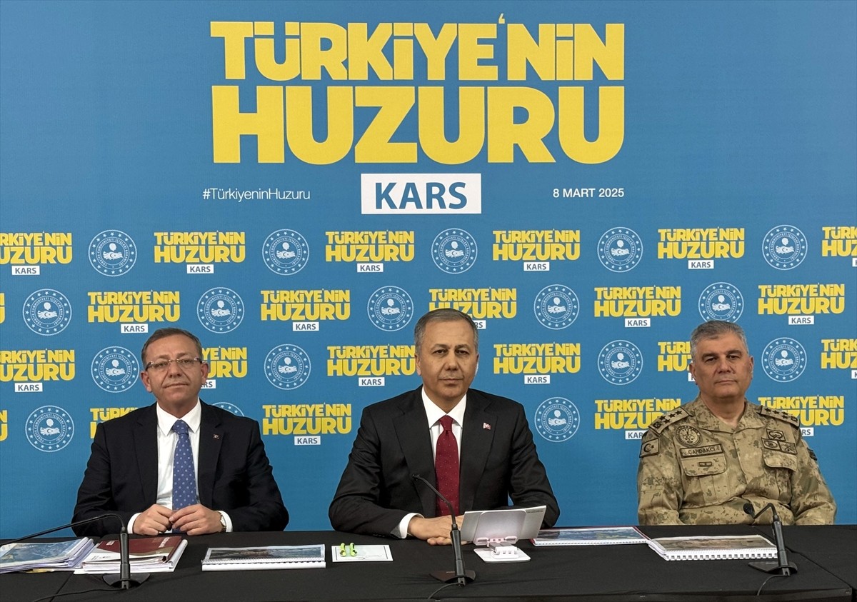 İçişleri Bakanı Ali Yerlikaya (ortada), Kars'ta bir otelde düzenlenen "Türkiye'nin Huzuru Kars...