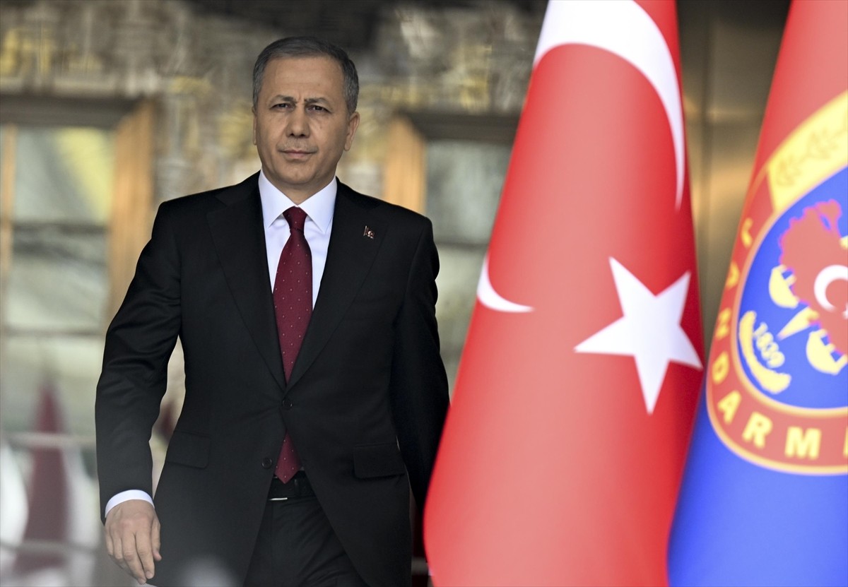 İçişleri Bakanı Ali Yerlikaya, Ramazan Bayramı tatilinde uygulanacak trafik tedbirleriyle ilgili...