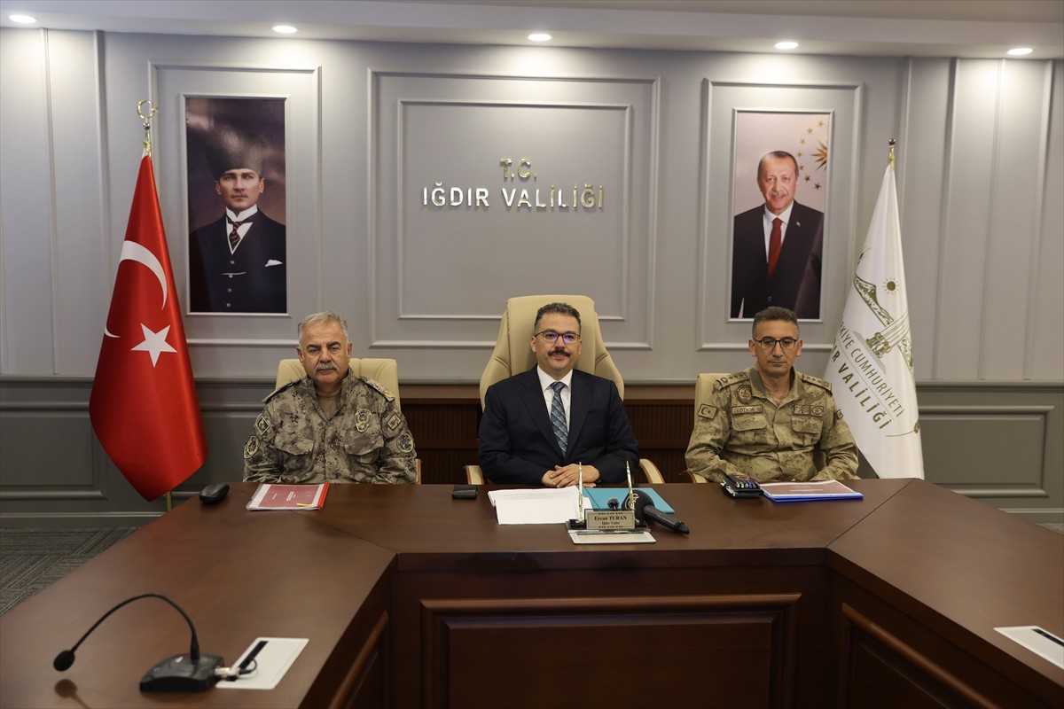 Iğdır Valisi Ercan Turan, Valilik Toplantı Salonu'nda düzenlenen "Huzur, Asayiş ve Güvenlik...