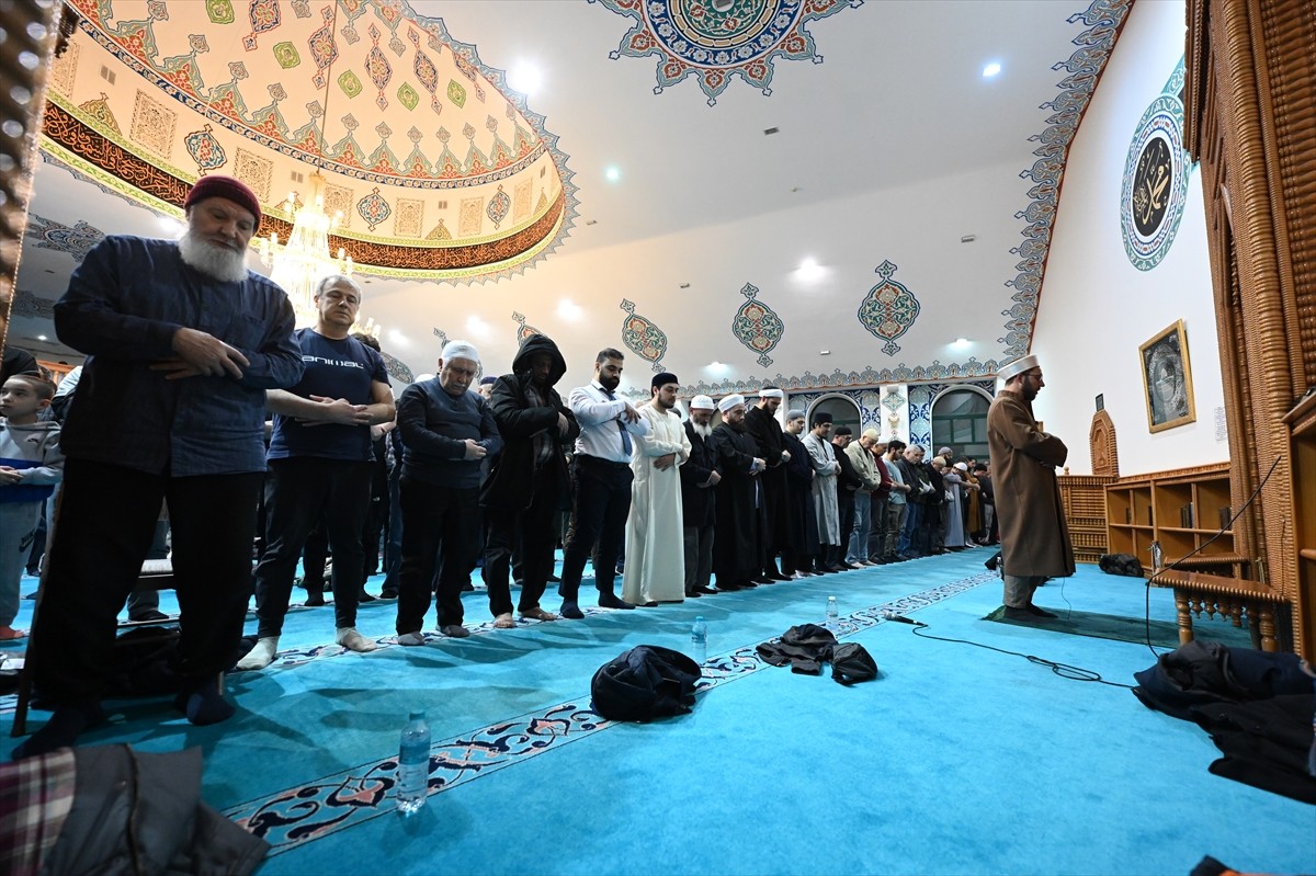 İngiltere'nin başkenti Londra'da yaşayan Müslümanlar, ramazan ayının ilk teravih namazını Aziziye...