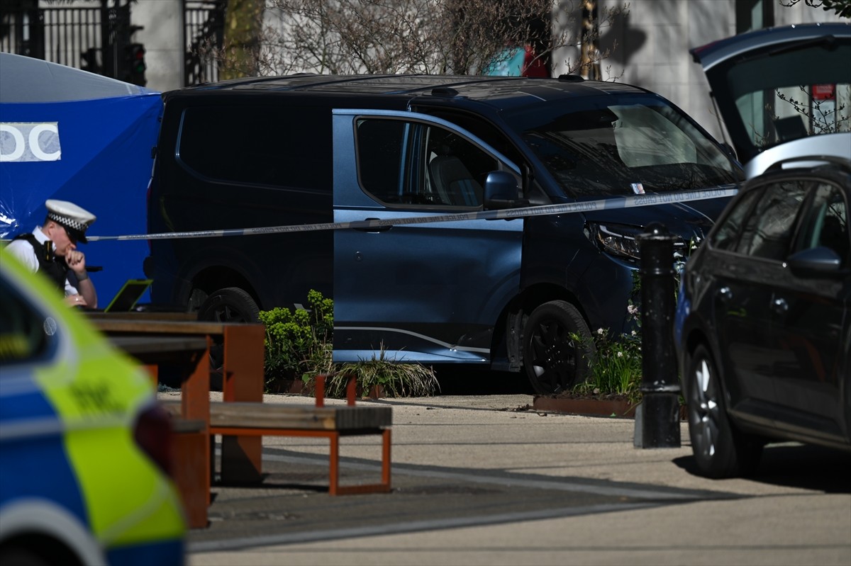 İngiltere'nin başkenti Londra’da, minibüsün kaldırımda yürüyen yayalara çarpması sonucu 1 kişi...