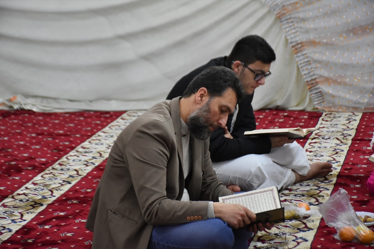 Irak'ın Kerkük kentinde Müslümanlar, Kadir Gecesi'nde camileri doldurdu. Tarihi Kerkük Kalesi'nde...