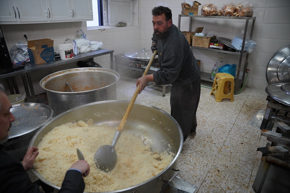 Irak'ın Süleymaniye kentindeki Ulu Cami'de 2 asırdan uzun süredir devam eden iftar geleneğiyle her...