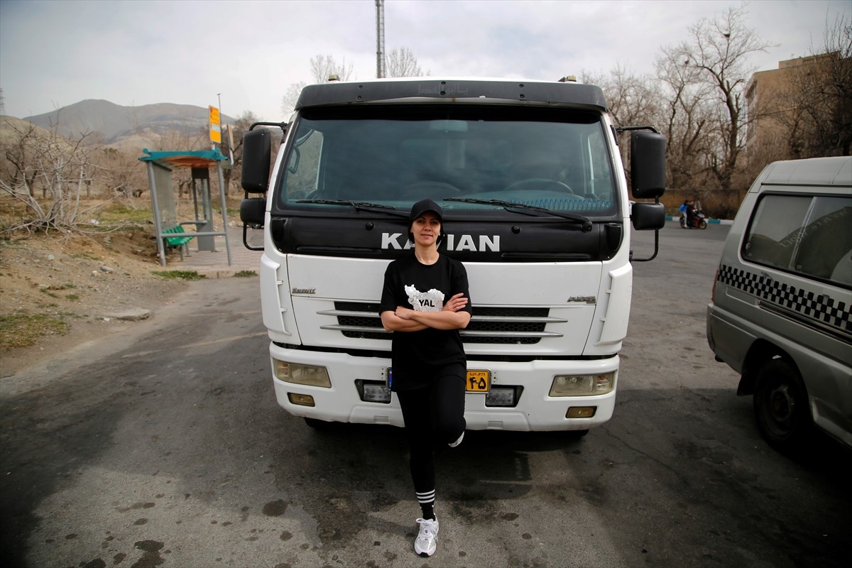  İran'ın başkenti Tahran'da 35 yaşındaki Fereşte Sultani, altı yıl önce aldığı ağır vasıta...