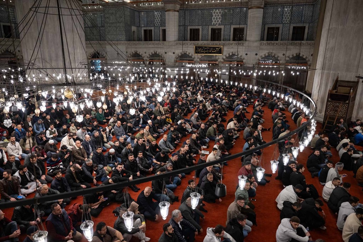 İslam dininde "bin aydan daha hayırlı olduğu" kabul edilen Kadir Gecesi, İstanbul'da Sultanahmet...