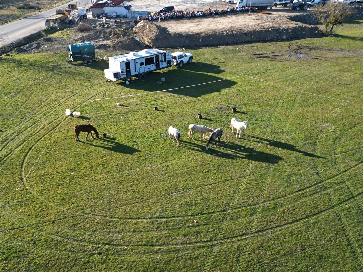 İspanya'dan at sırtında kutsal topraklara gitmek için yola çıkan 3 hacı adayı Türkiye'deki...