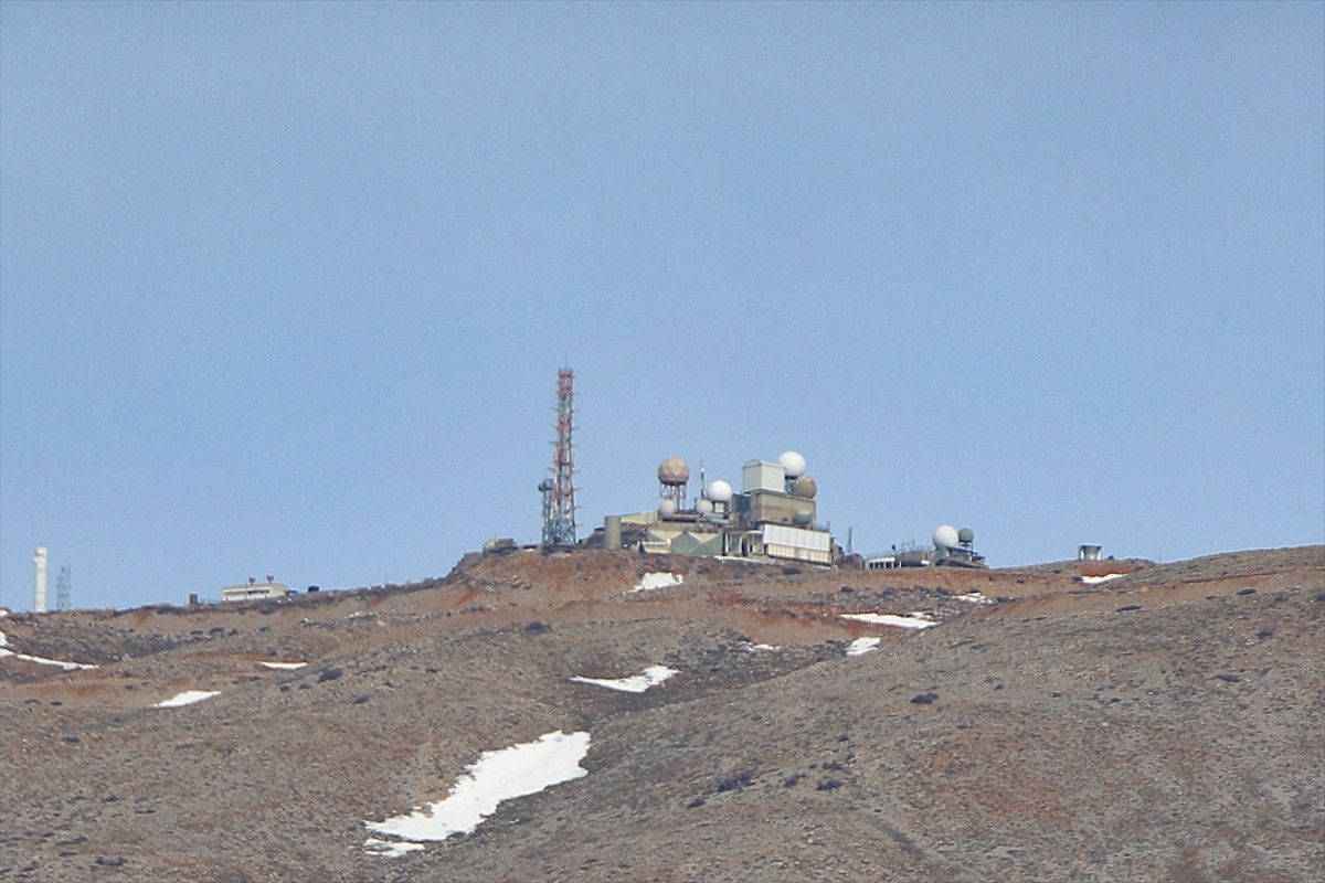İsrail ordusu, Suriye'nin Kuneytra vilayetinde askeri noktalar inşa etmeyi sürdürüyor. Suriye'de...