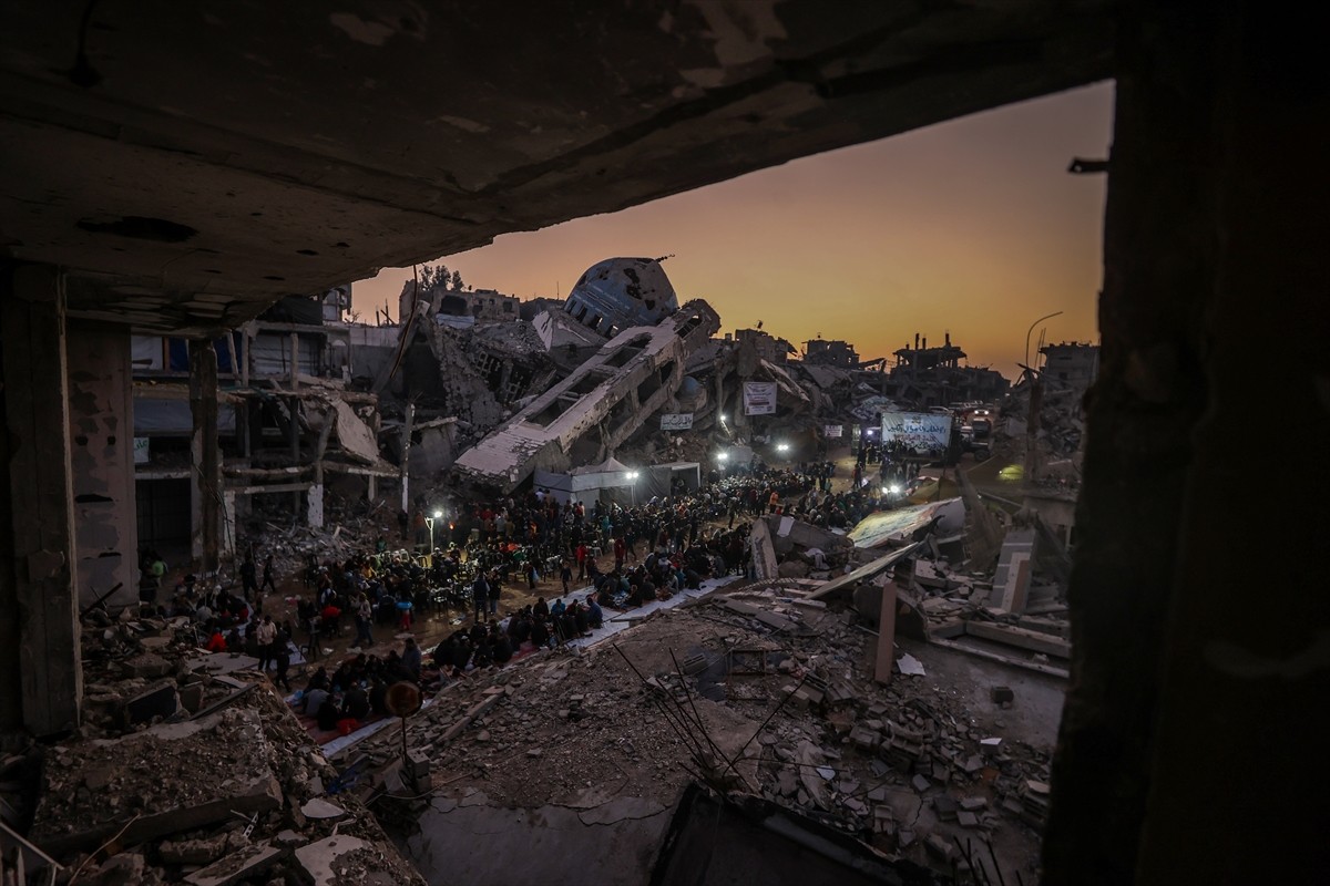 İsrail saldırılarında evleri yıkılan Gazze Şeridi'nin kuzeyindeki Beyt Lahiya kenti sakinleri...