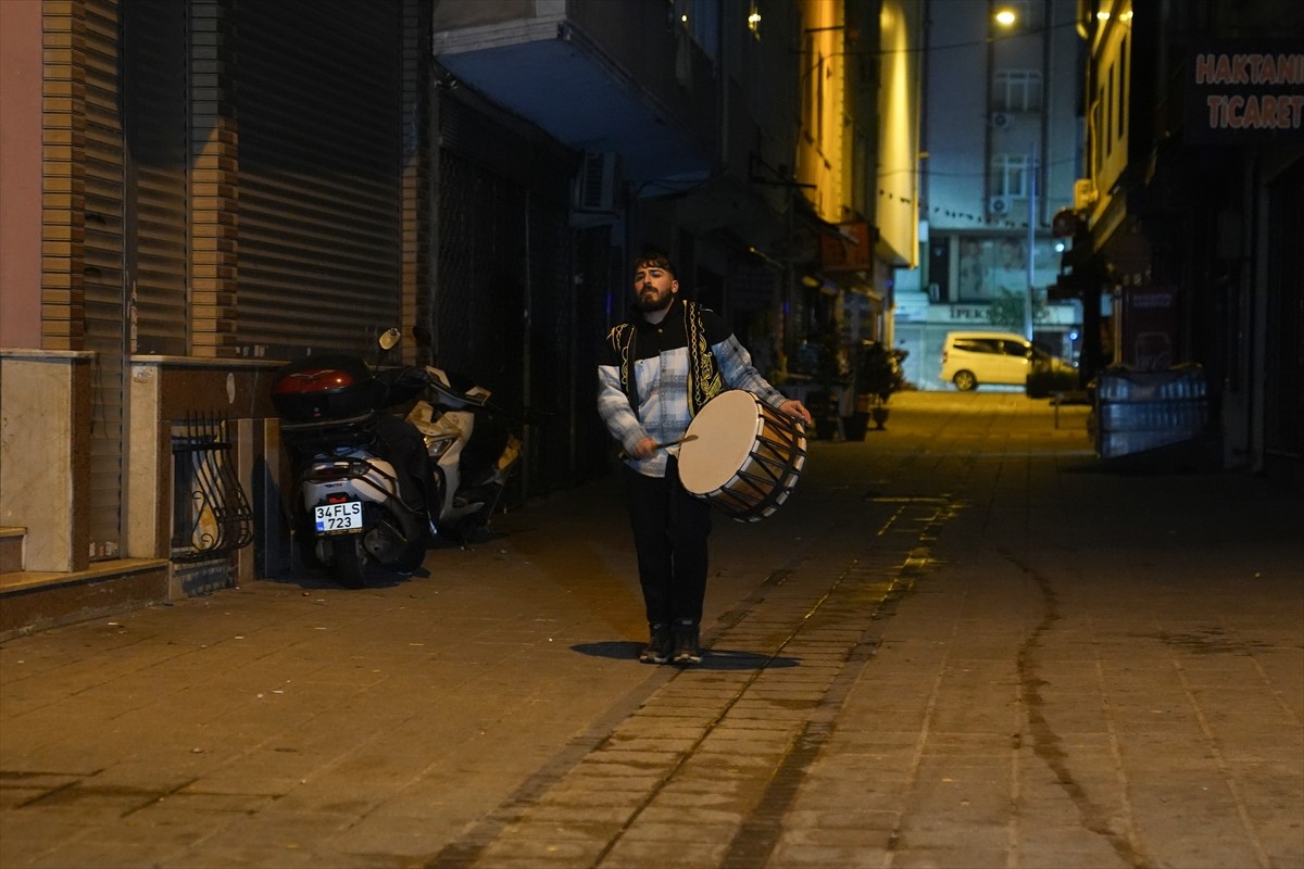 İstanbul'da 961 mahallede yaklaşık 3 bin 500 ramazan davulcusu söyledikleri manilerle vatandaşları...