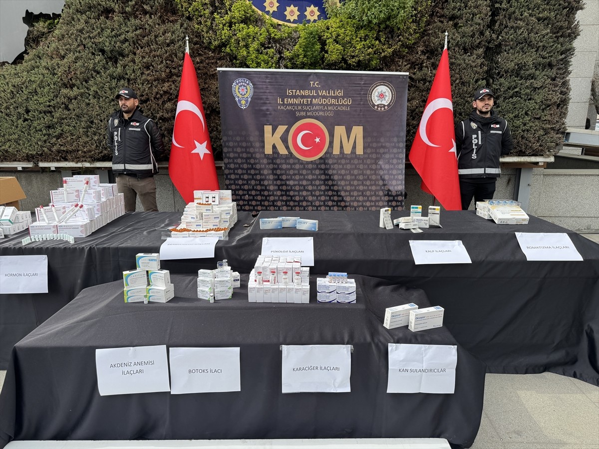 İstanbul'da düzenlenen kaçakçılık operasyonunda 6 bin 123 ilaç ve 194 tıbbi cihaz ele...