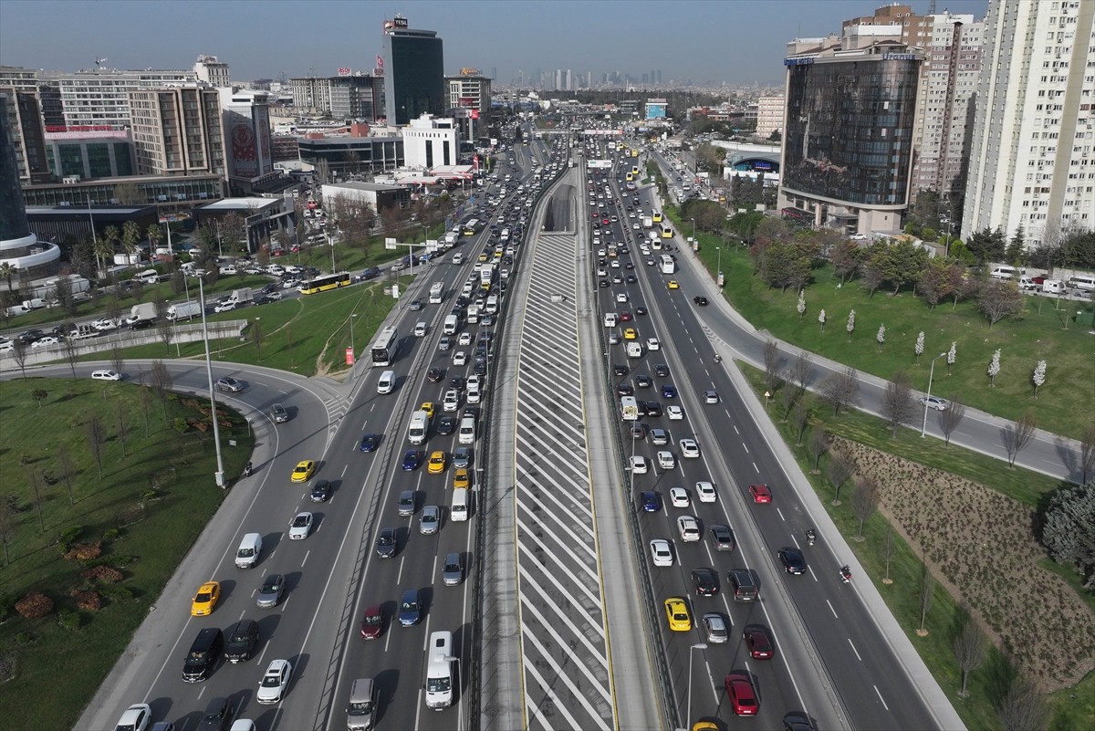 İstanbul'da, haftanın dördüncü iş gününde iftar saatinin de yaklaşmasıyla trafikte yoğunluk...