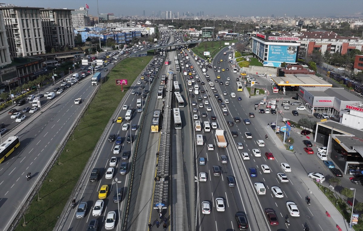 İstanbul'da, haftanın dördüncü iş gününde iftar saatinin de yaklaşmasıyla trafikte yoğunluk...