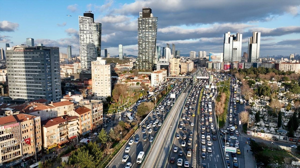 İstanbul'da, haftanın ikinci iş gününde, akşam saatlerinde trafik yoğunluğu yüzde 74'e kadar...