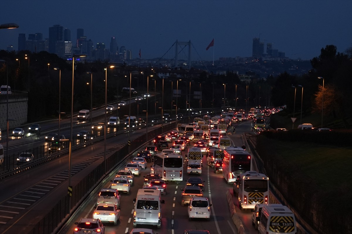 İstanbul'da haftanın ilk iş gününde sabah saatlerinde bazı yollarda trafik yoğunluğu yaşanıyor....