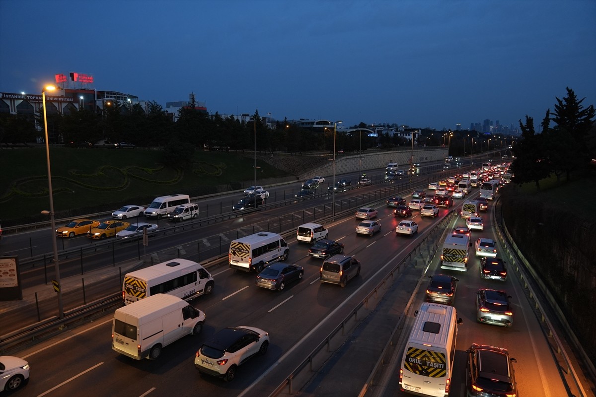İstanbul'da haftanın ilk iş gününde sabah saatlerinde bazı yollarda trafik yoğunluğu yaşanıyor....