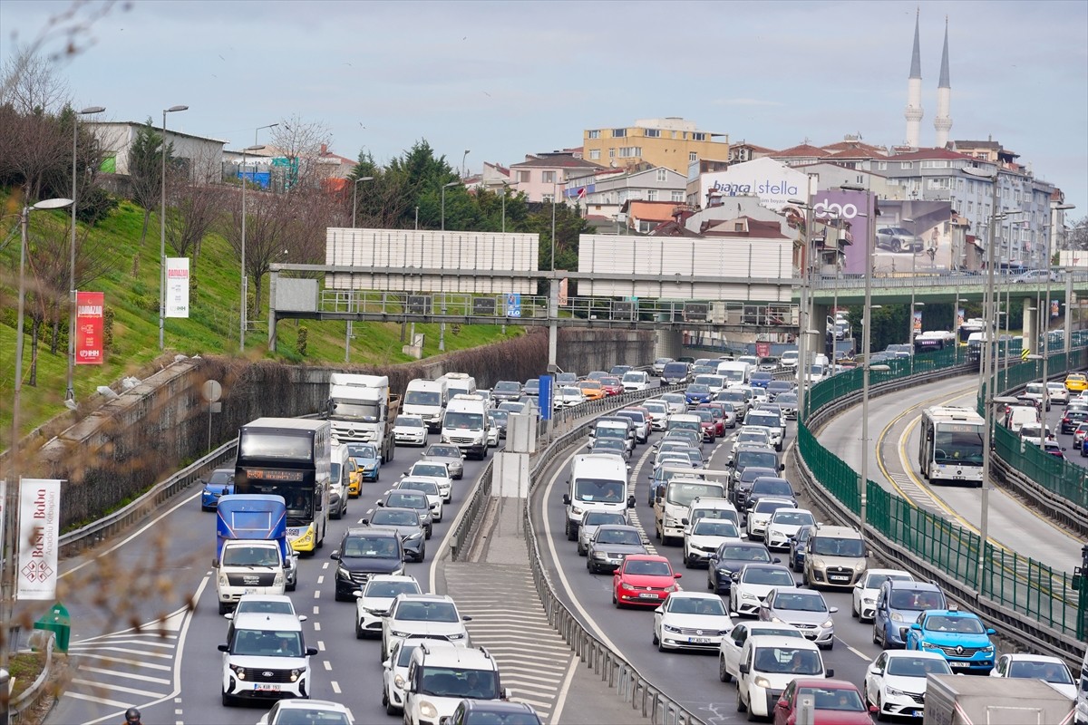 İstanbul'da, iftar saatinin yaklaşmasının da etkisiyle kentteki trafik yoğunluğu yüzde 81'e...