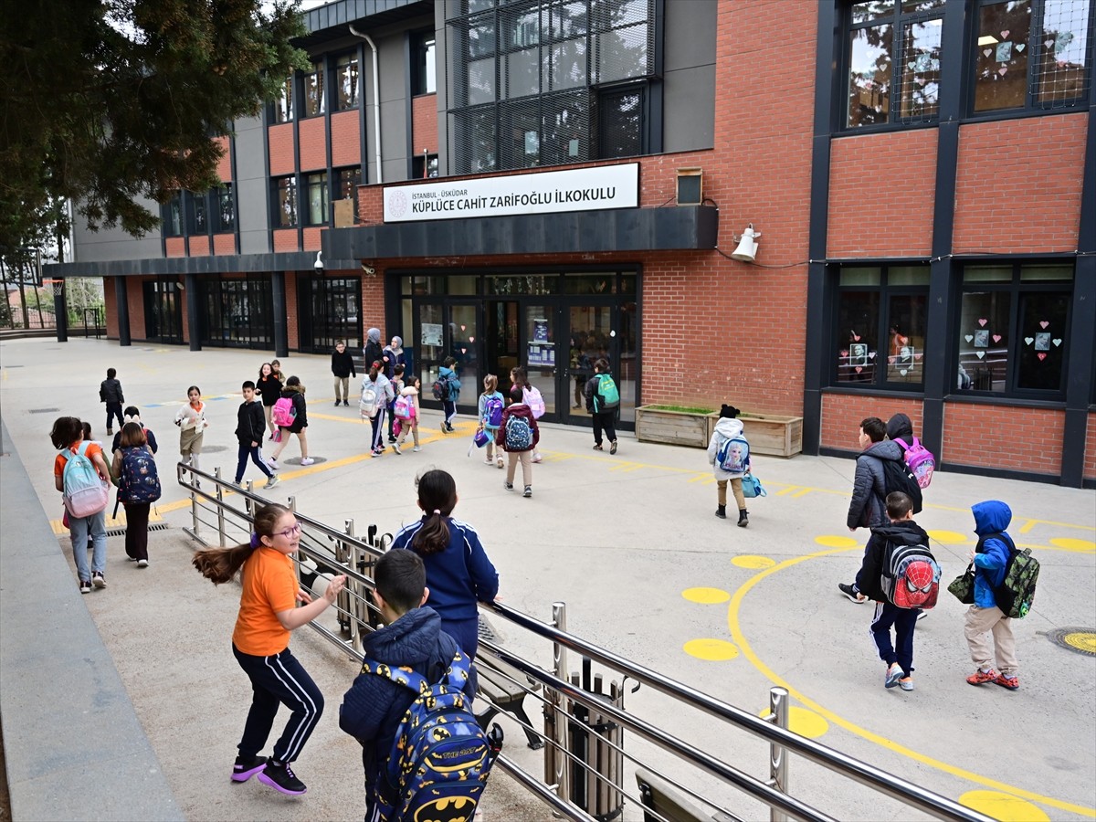İstanbul'da okul öncesi, ilköğretim ve ortaöğretim okullarındaki Ramazan Bayramı'nı da kapsayan...
