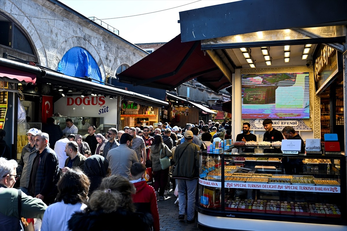 İstanbul'da Ramazan Bayramı dolayısıyla arife günü birçok çarşıda alışveriş yoğunluğu yaşanıyor....