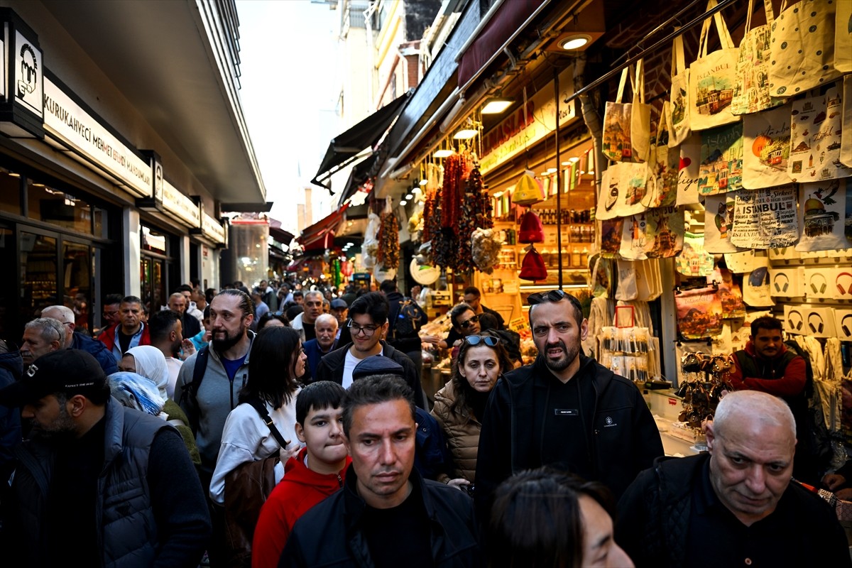 İstanbul'da Ramazan Bayramı dolayısıyla arife günü birçok çarşıda alışveriş yoğunluğu yaşanıyor....