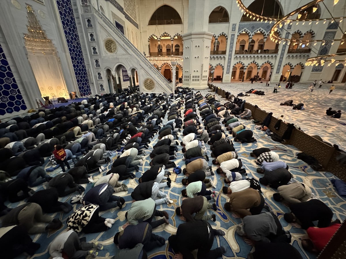 İstanbul'da vatandaşlar, ramazanın son teravih namazını kılmak için camileri doldurdu. Büyük...