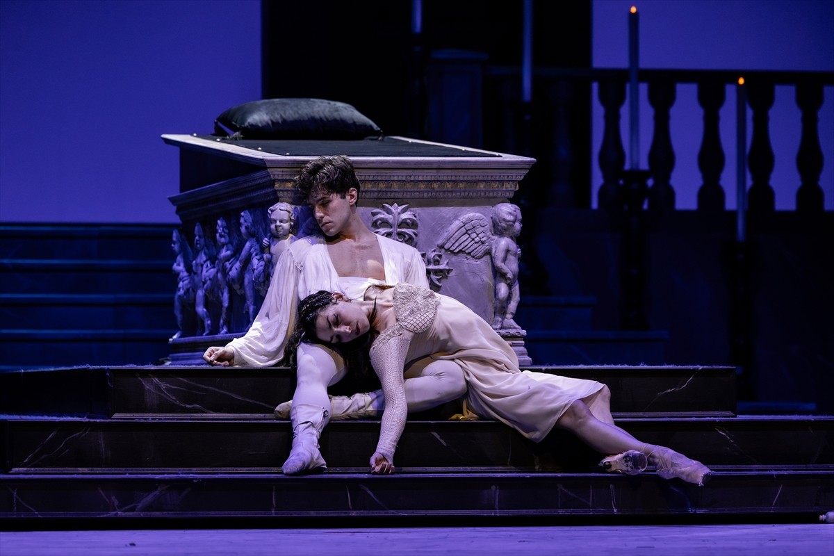 İstanbul Devlet Opera ve Balesinin (İDOB), 21 yıl aradan sonra sahneye koyduğu "Romeo ve Juliet"...