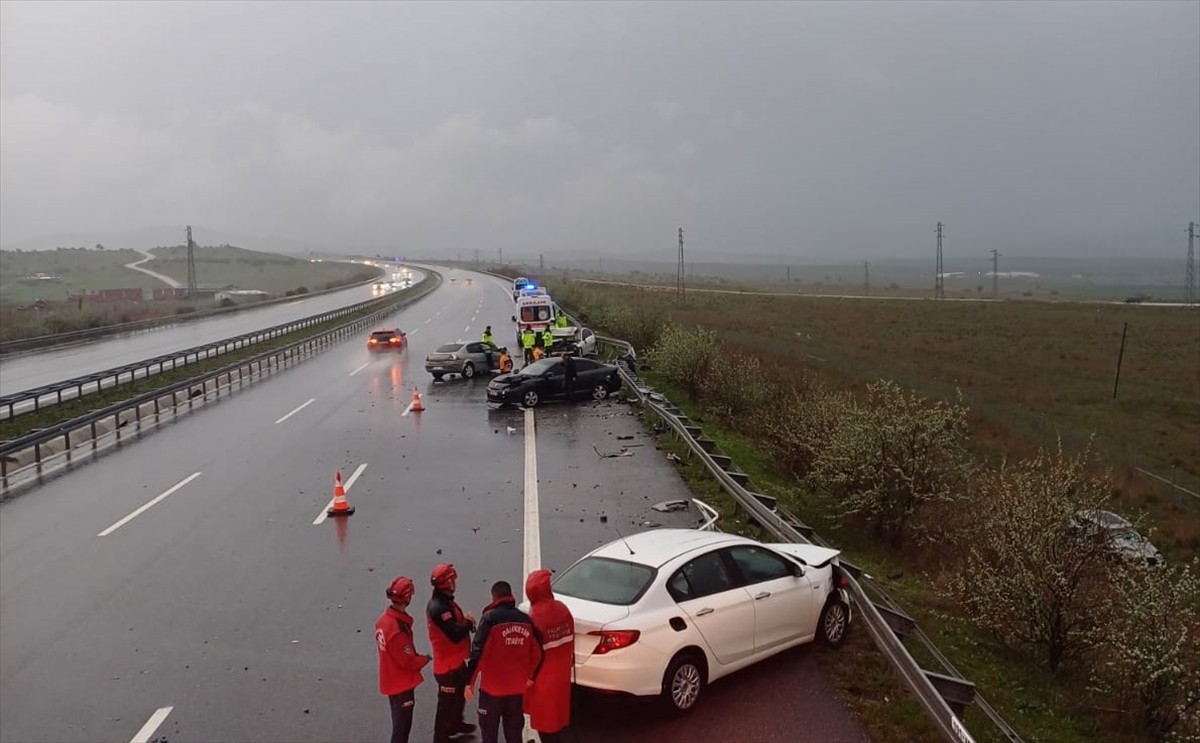 İstanbul-İzmir Otoyolu'nun Balıkesir kesiminde 5 aracın karıştığı trafik kazasında 2 kişi hayatını...