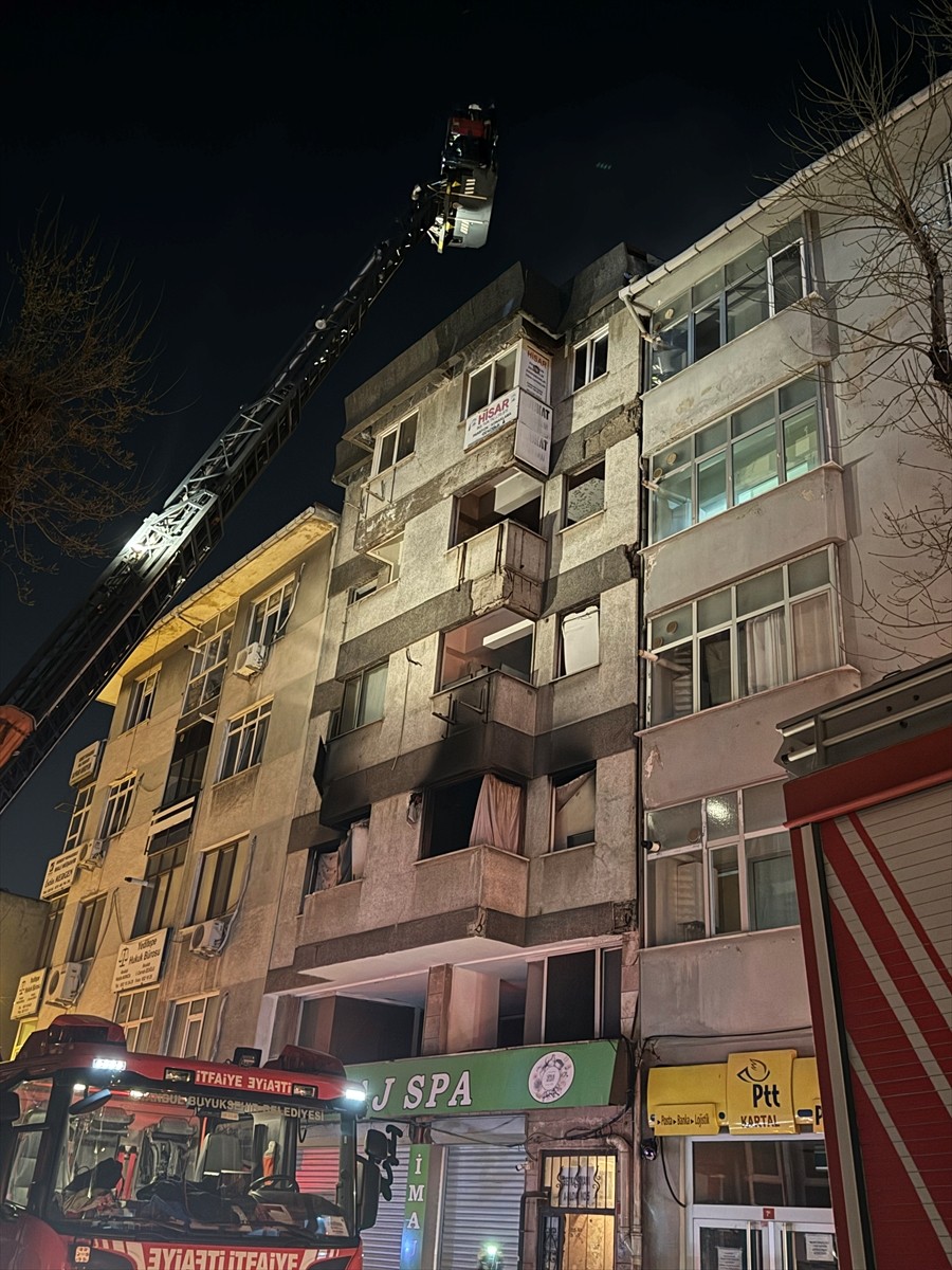 İstanbul Kartal'da metruk binada çıkan yangın itfaiye ekiplerince söndürüldü.