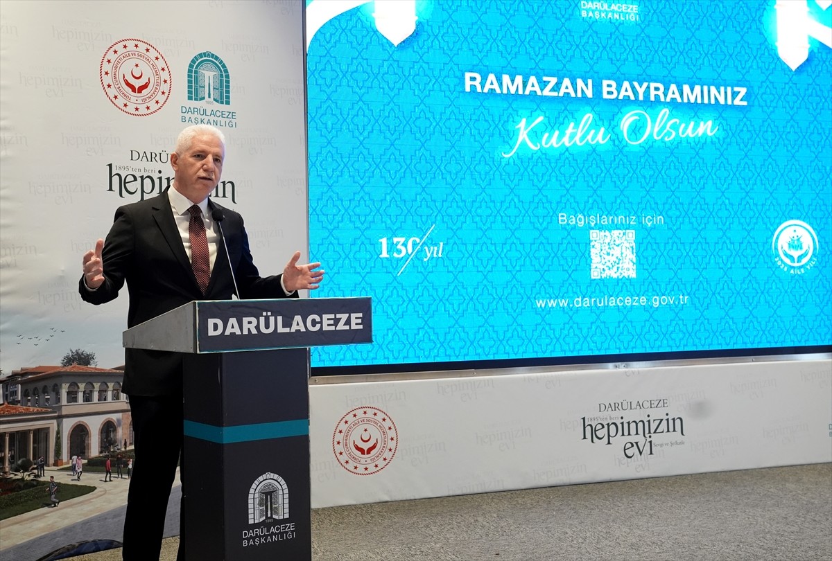 İstanbul Valisi Davut Gül, Ramazan Bayramı dolayısıyla ziyaret ettiği Darülaceze sakinleriyle...
