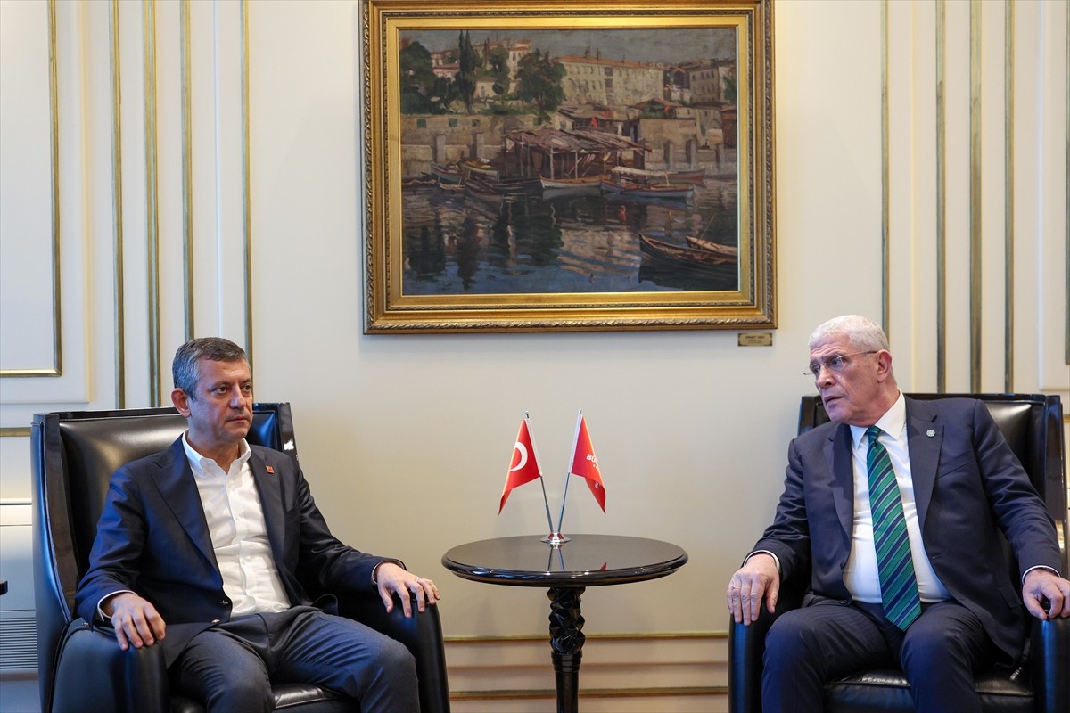 İYİ Parti Genel Başkanı Müsavat Dervişoğlu, İstanbul Büyükşehir Belediyesi (İBB) Başkanı Ekrem...