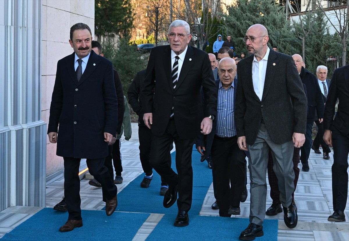 İYİ Parti Genel Başkanı Müsavat Dervişoğlu, Oran semtindeki Abdülkerim Kuzu Camisi'nde bayram...