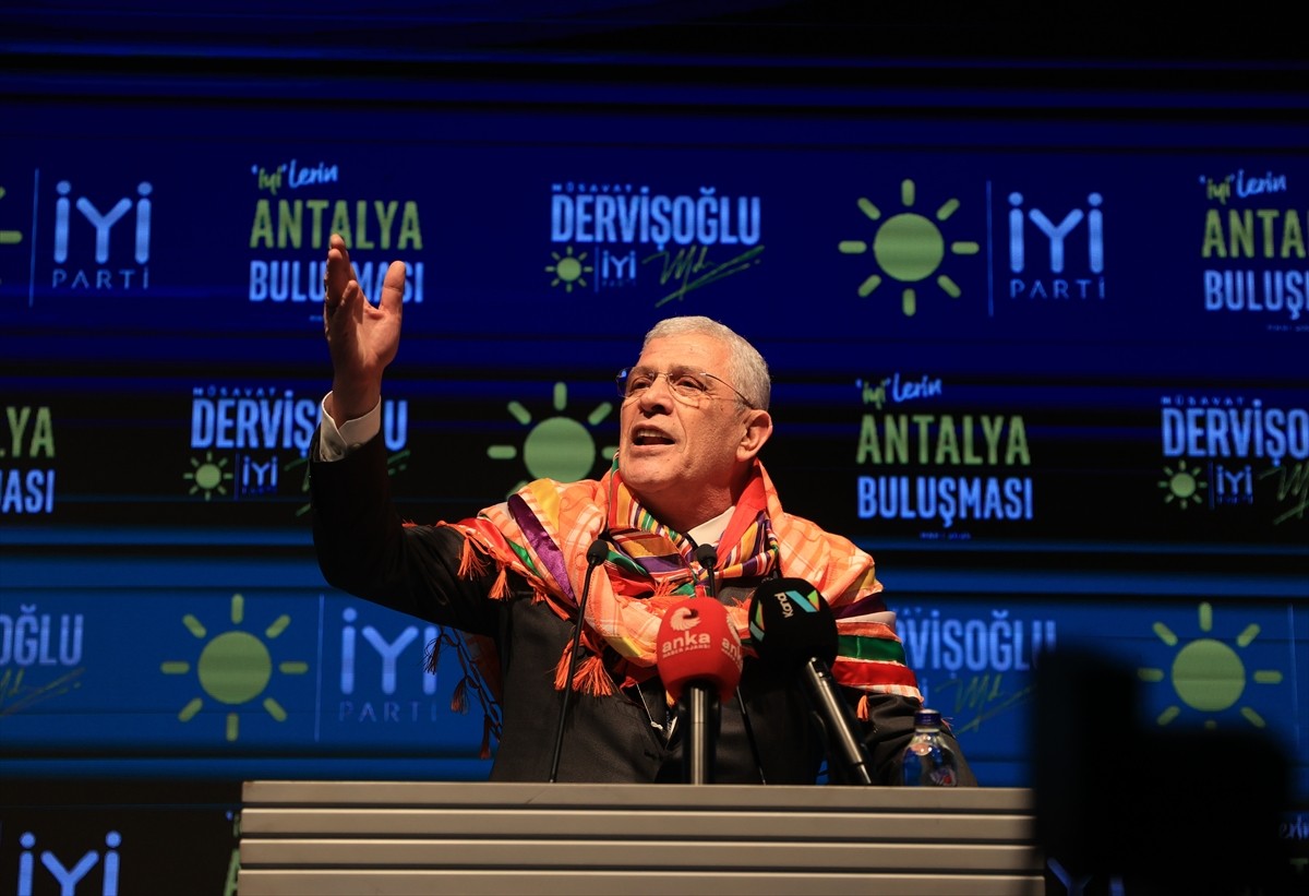 İYİ Parti Genel Başkanı Müsavat Dervişoğlu, partisinin Antalya İl Başkanlığı tarafından...