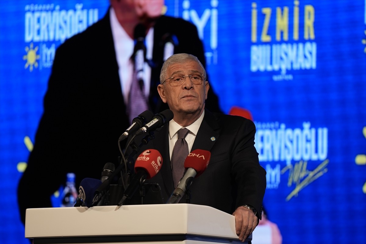İYİ Parti Genel Başkanı Müsavat Dervişoğlu, partisinin İzmir'de düzenlenen iftar programına...