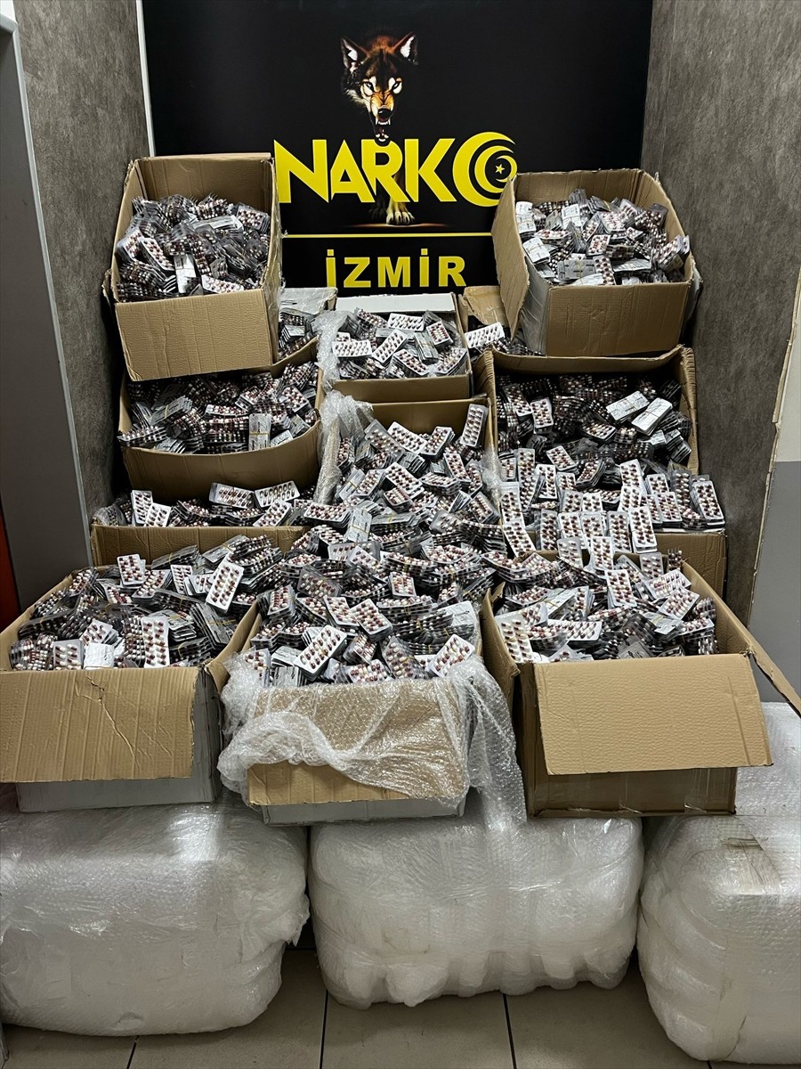 İzmir'de düzenlenen uyuşturucu operasyonunda 275 bin 800 sentetik ecza hapı ele geçirildi, 1...