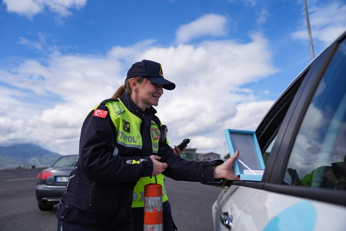 İzmir'de İl Jandarma Komutanlığı ekipleri, Ramazan Bayramı tatili nedeniyle yoğunluk oluşan kara...
