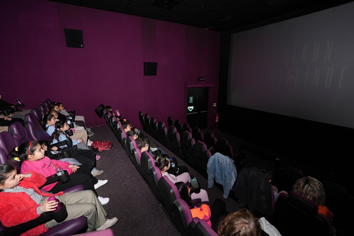 İzmir'de öğrenciler, Türkiye'nin insanlı ilk uzay görevinin hikayesini anlatan "Ufkun Ötesinde"...