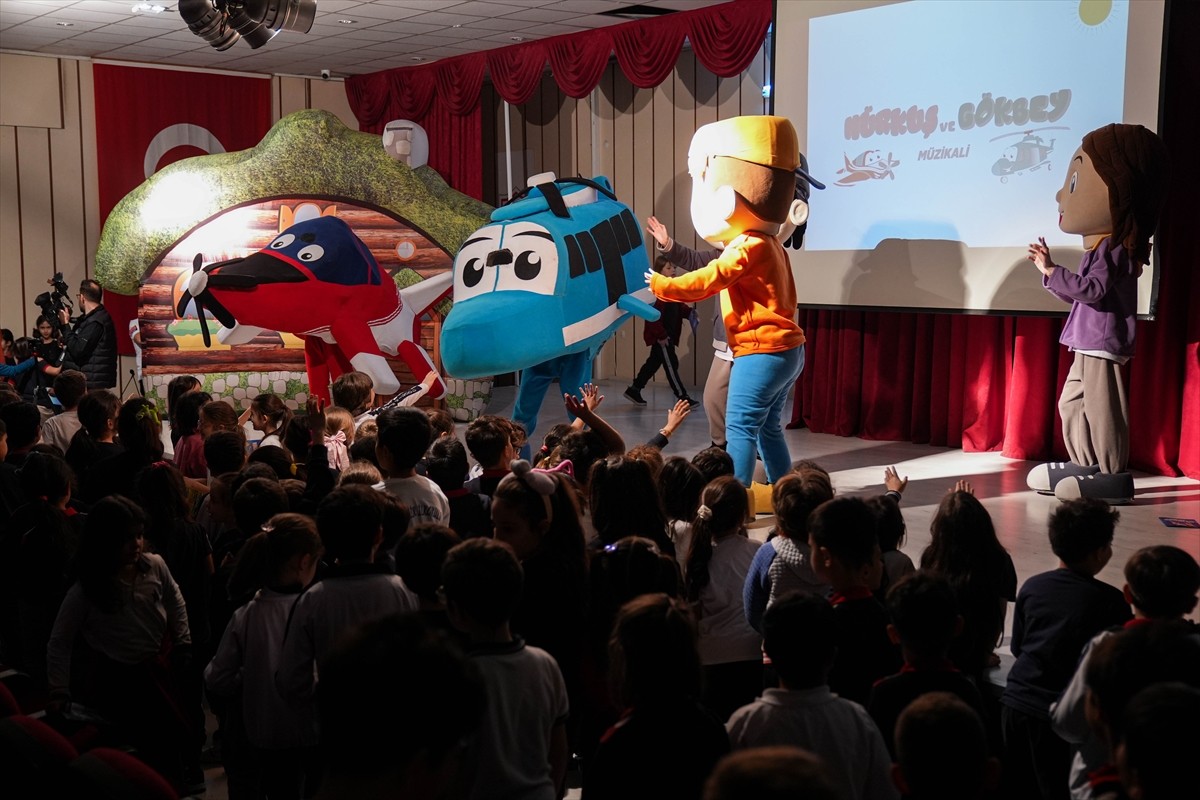 İzmir'de, Türk Havacılık ve Uzay Sanayii (TUSAŞ) tarafından çocukların havacılık ve uzay...