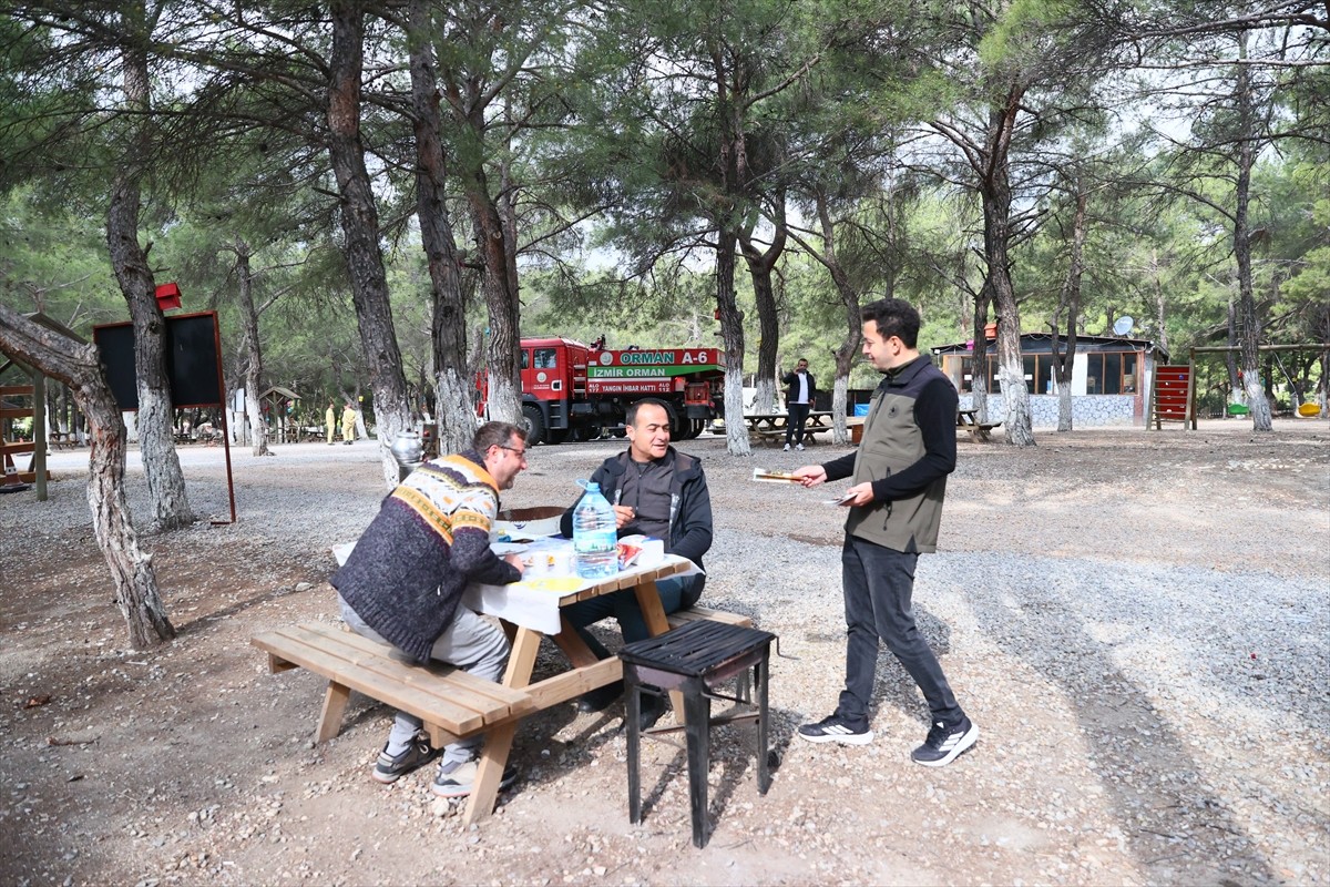 İzmir'de yangınlara karşı teyakkuz halinde olan Orman Bölge Müdürlüğü ekipleri, Ramazan Bayramı...