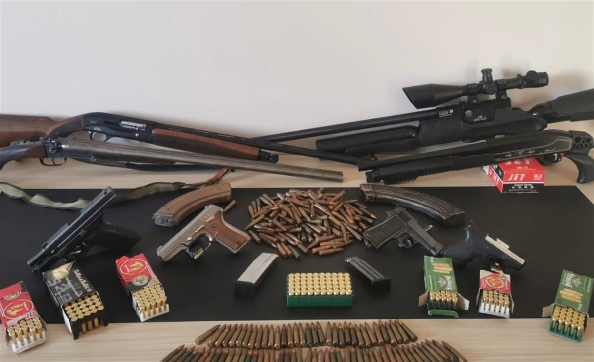 İzmir'de yasa dışı silah ticareti operasyonunda gözaltına alınan zanlı tutuklandı. Adreslerde ve...