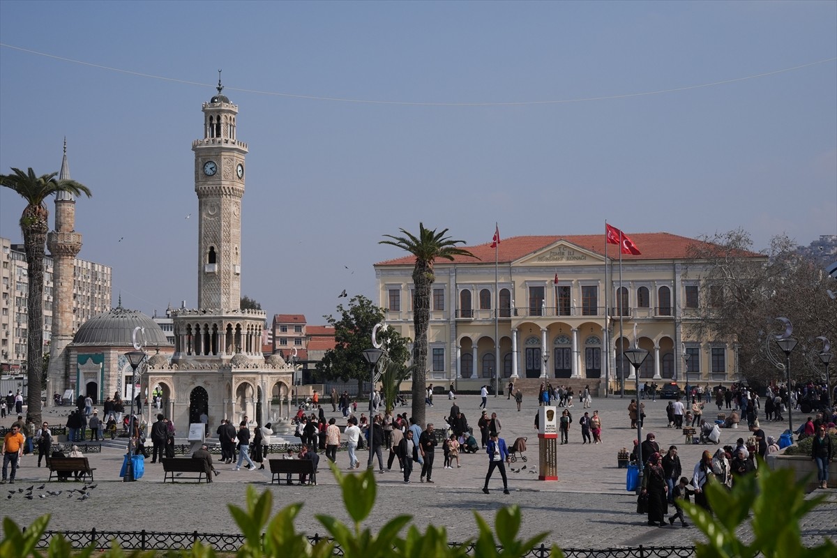 İzmir'de yaşayanlar, güneşli havayı açık alanlarda vakit geçirerek değerlendirdi. Hava...