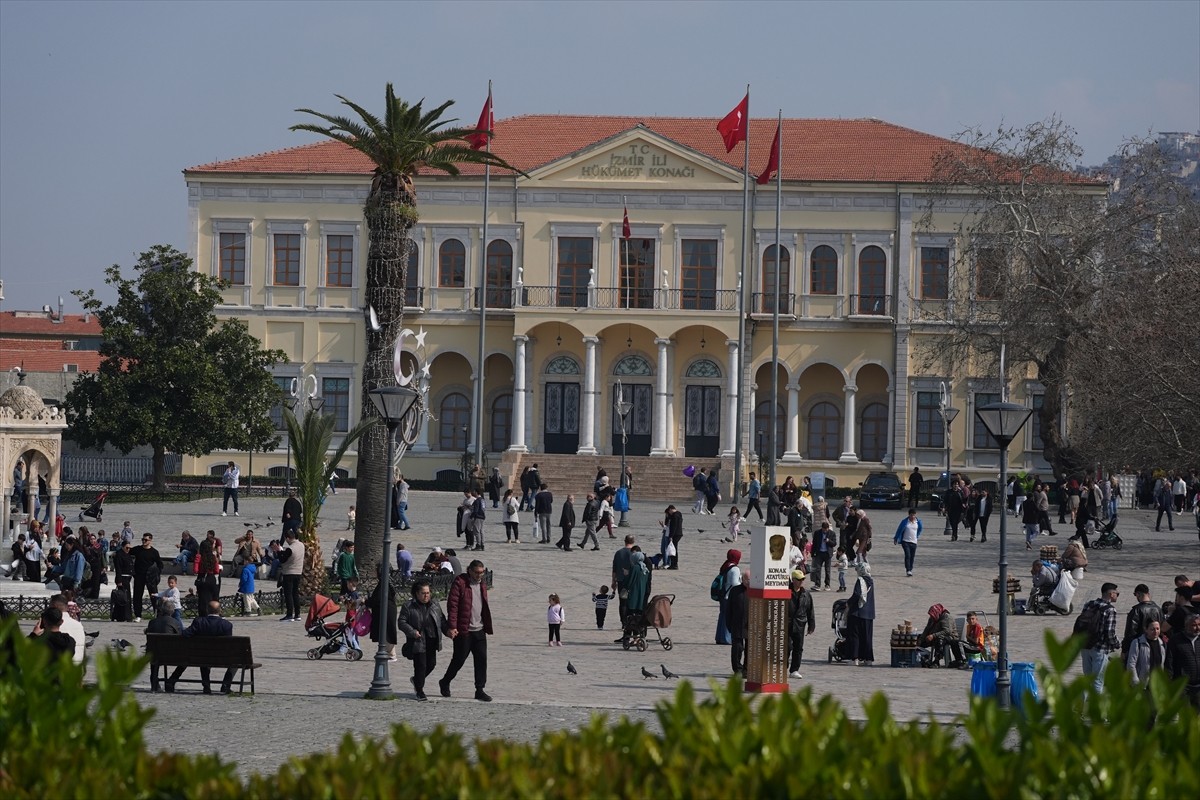 İzmir'de yaşayanlar, güneşli havayı açık alanlarda vakit geçirerek değerlendirdi. Hava...